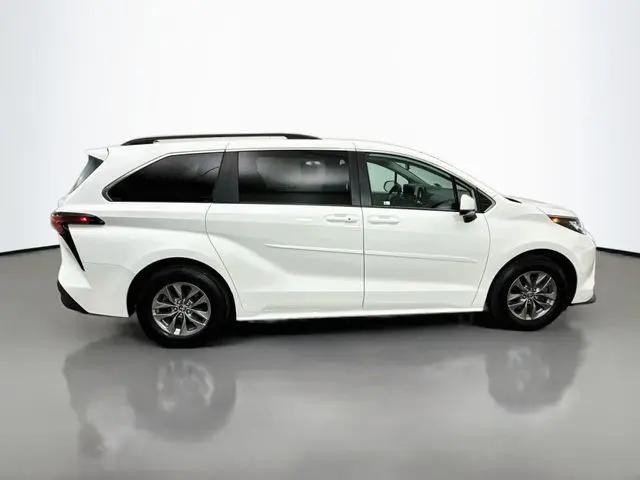 2022 Toyota Sienna LE