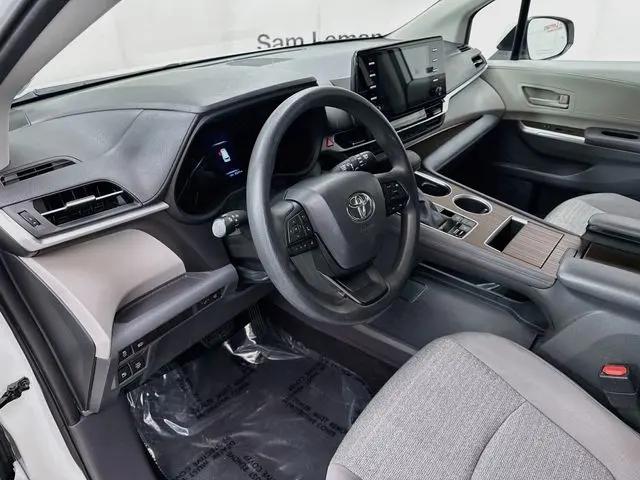 2022 Toyota Sienna LE