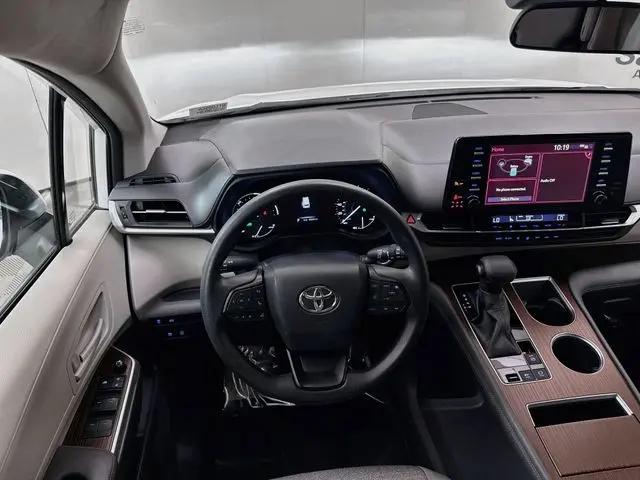 2022 Toyota Sienna LE