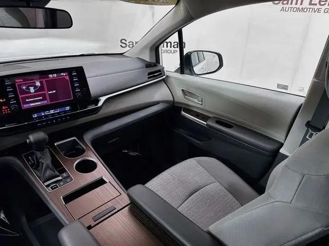 2022 Toyota Sienna LE