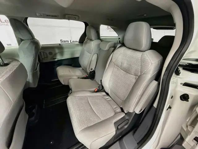 2022 Toyota Sienna LE