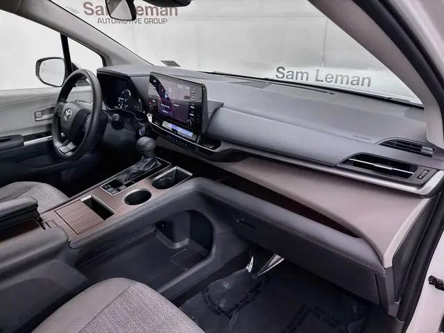 2022 Toyota Sienna LE