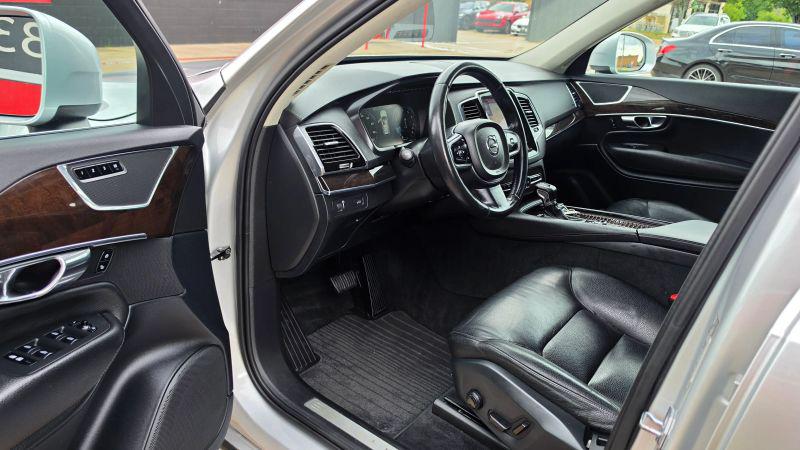 2016 Volvo XC90 T6 Momentum