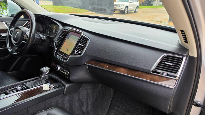 2016 Volvo XC90 T6 Momentum