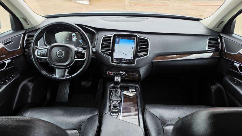 2016 Volvo XC90 T6 Momentum