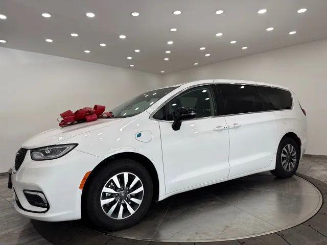 2024 Chrysler Pacifica Hybrid Select