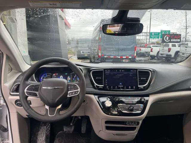 2024 Chrysler Pacifica Hybrid Select