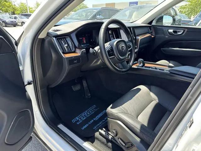 2023 Volvo XC60 B5 Plus Dark Theme