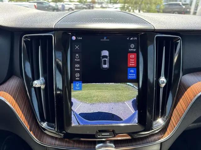 2023 Volvo XC60 B5 Plus Dark Theme