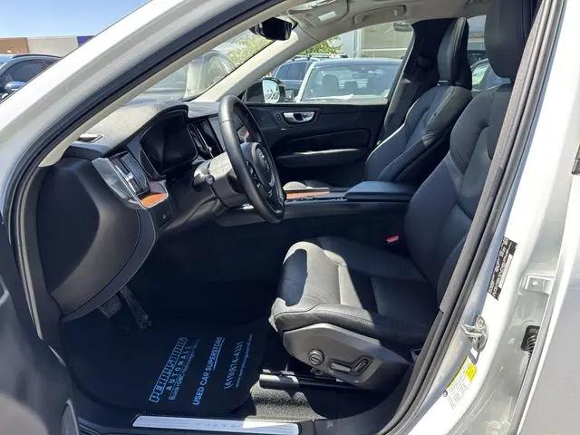 2023 Volvo XC60 B5 Plus Dark Theme