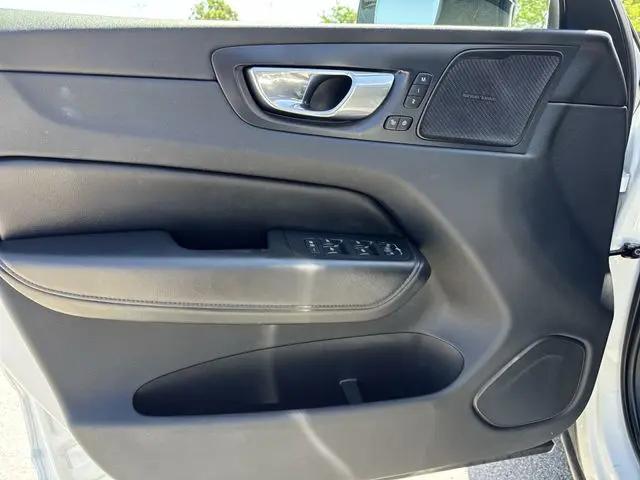 2023 Volvo XC60 B5 Plus Dark Theme