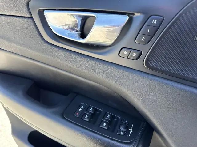2023 Volvo XC60 B5 Plus Dark Theme