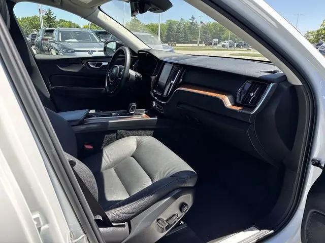 2023 Volvo XC60 B5 Plus Dark Theme