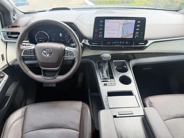 2024 Toyota Sienna Platinum