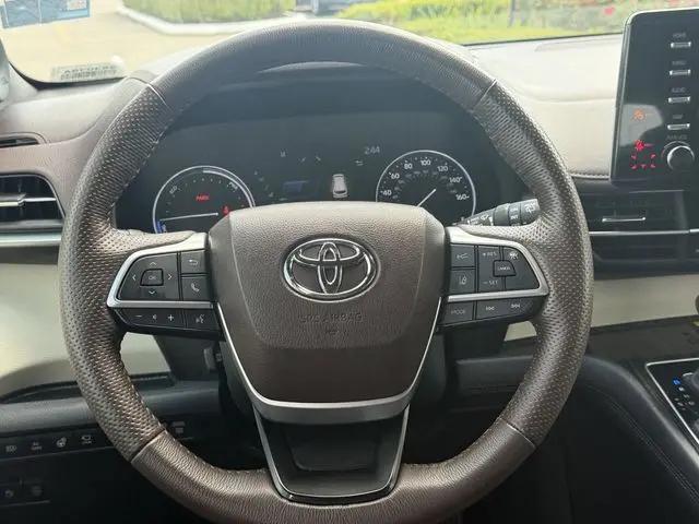 2024 Toyota Sienna Platinum