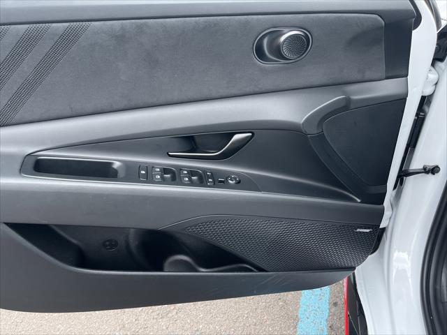 2025 Hyundai Elantra Manual