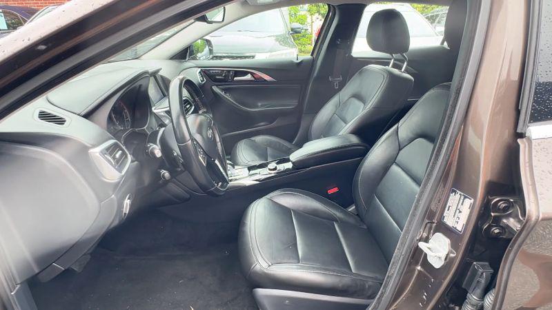 2017 INFINITI QX30 Premium