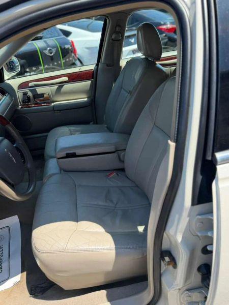 2005 Lincoln Town Car Signature Limited