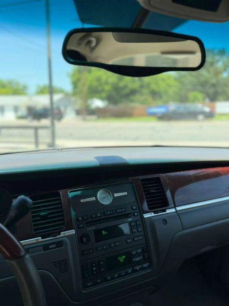 2005 Lincoln Town Car Signature Limited
