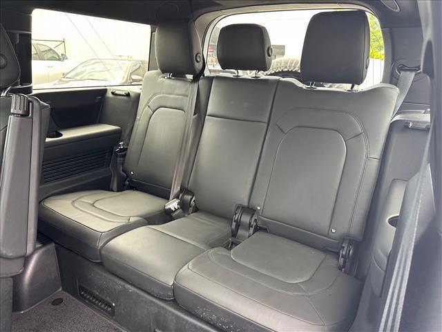2025 Land Rover Defender 130 P400 X-Dynamic SE