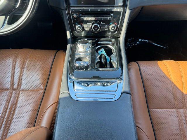 2016 Jaguar XJ R-Sport