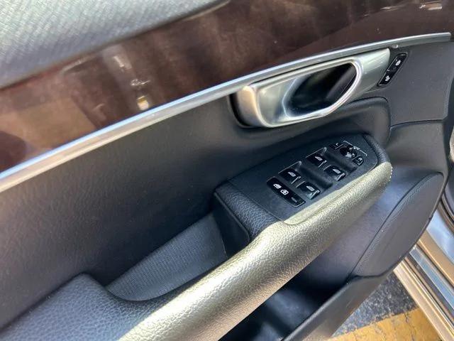 2019 Volvo XC90 T6 Momentum