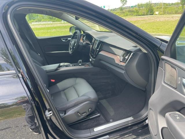 2024 Volvo XC60 Recharge T8 Plus Dark Theme