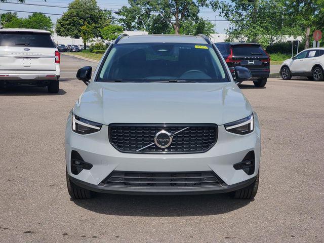 2026 Volvo XC40 Plus, B5 AWD Gas (mild hybrid), Dark