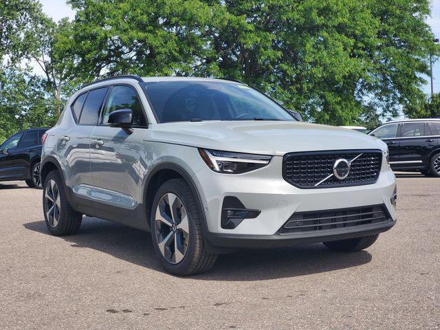 2026 Volvo XC40 Plus, B5 AWD Gas (mild hybrid), Dark