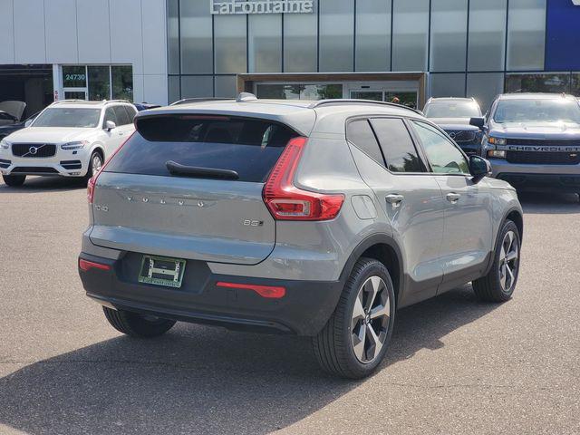 2026 Volvo XC40 Plus, B5 AWD Gas (mild hybrid), Dark