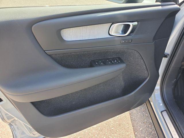 2026 Volvo XC40 Plus, B5 AWD Gas (mild hybrid), Dark