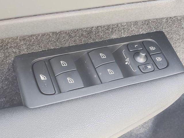 2026 Volvo XC40 Plus, B5 AWD Gas (mild hybrid), Dark