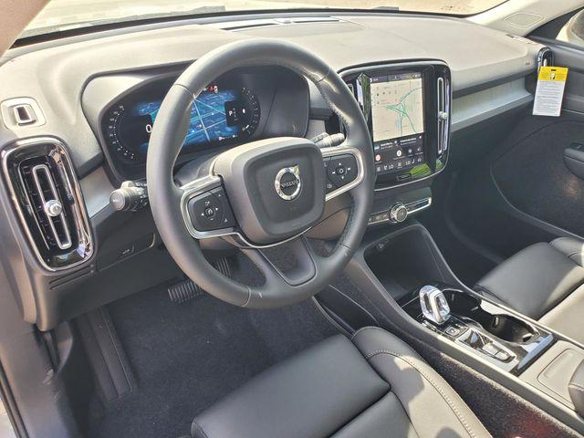2026 Volvo XC40 Plus, B5 AWD Gas (mild hybrid), Dark