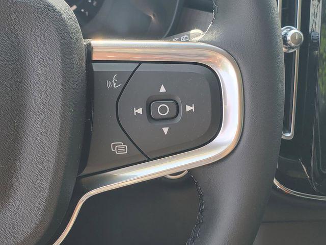 2026 Volvo XC40 Plus, B5 AWD Gas (mild hybrid), Dark