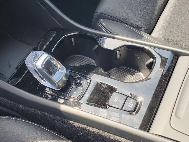 2026 Volvo XC40 Plus, B5 AWD Gas (mild hybrid), Dark