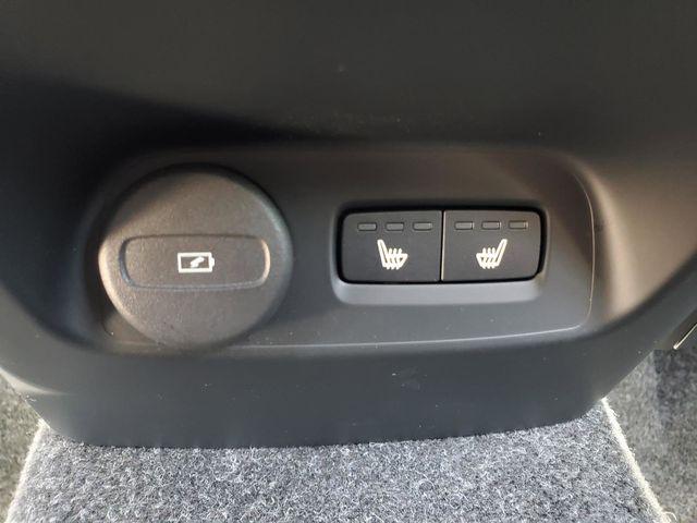 2026 Volvo XC40 Plus, B5 AWD Gas (mild hybrid), Dark