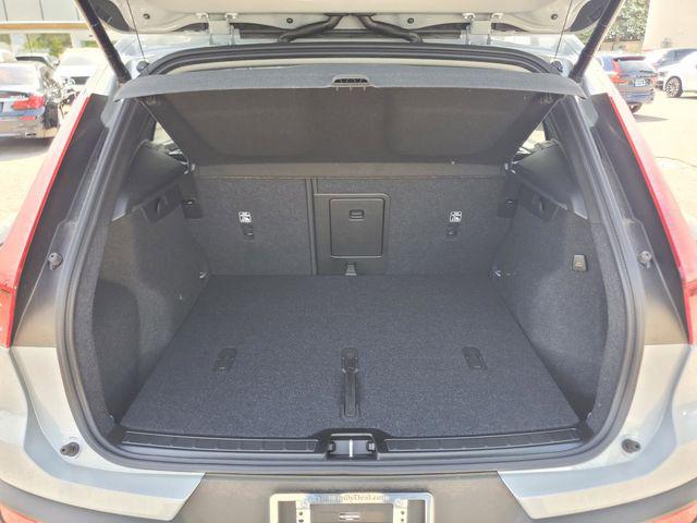 2026 Volvo XC40 Plus, B5 AWD Gas (mild hybrid), Dark