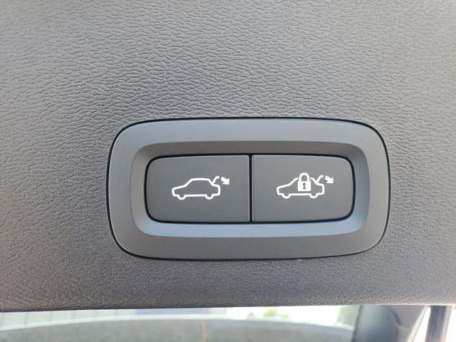2026 Volvo XC40 Plus, B5 AWD Gas (mild hybrid), Dark