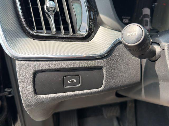 2024 Volvo XC60 B5 Ultimate Dark Theme