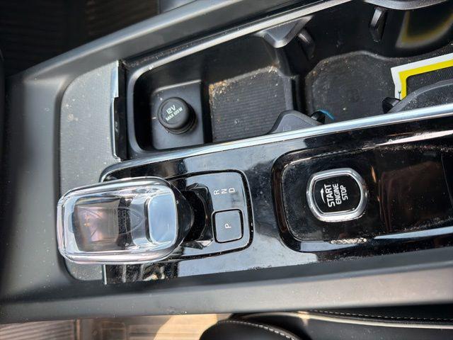 2024 Volvo XC60 B5 Ultimate Dark Theme
