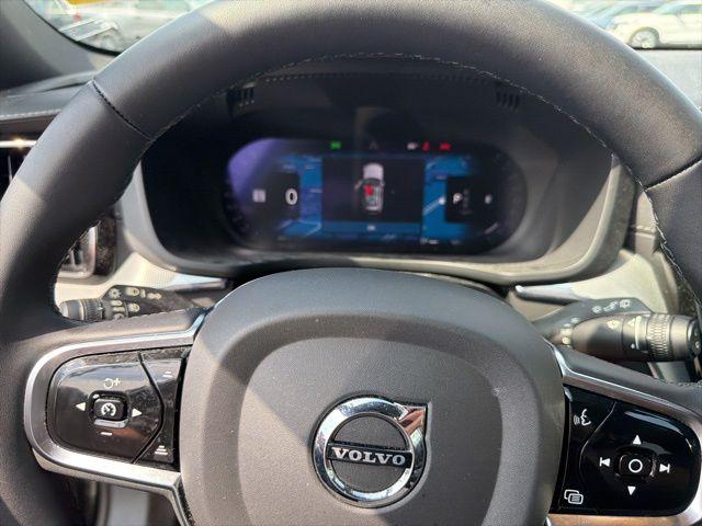 2024 Volvo XC60 B5 Ultimate Dark Theme