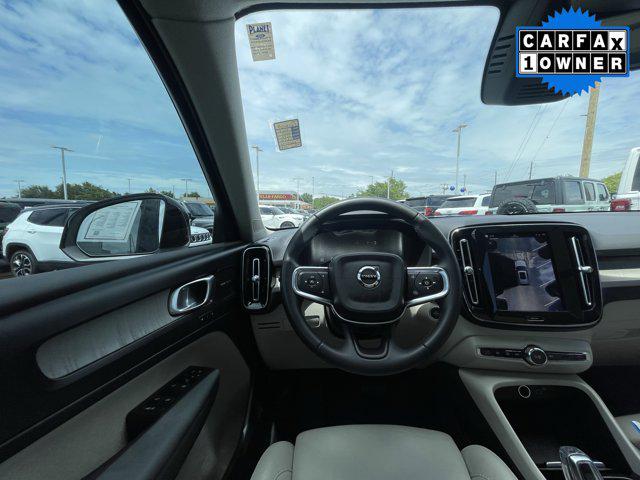 2024 Volvo XC40 B5 Ultimate Dark Theme