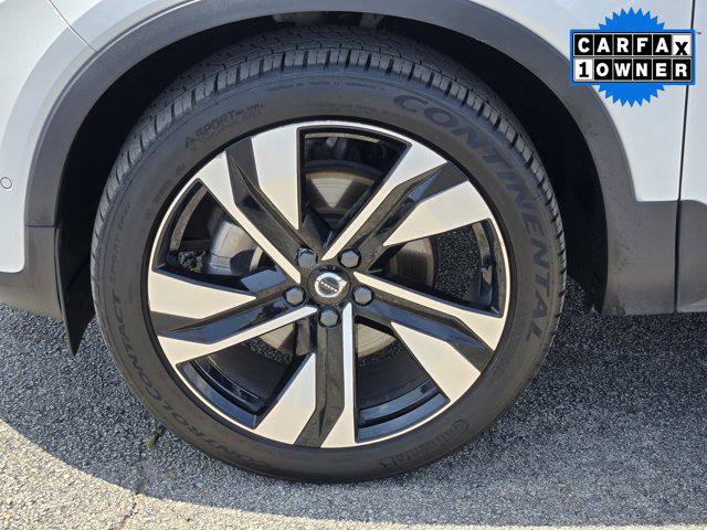 2024 Volvo XC40 B5 Ultimate Dark Theme