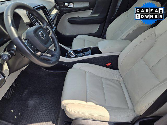 2024 Volvo XC40 B5 Ultimate Dark Theme