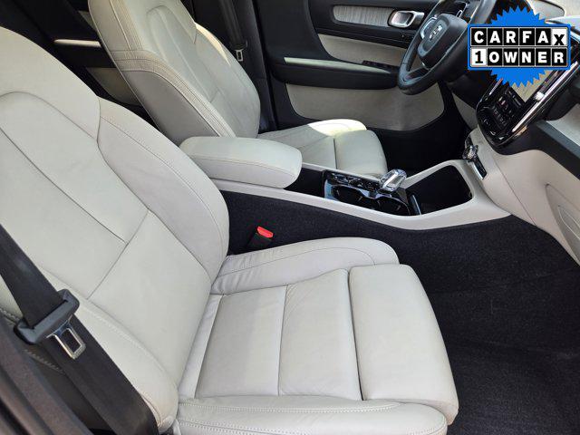 2024 Volvo XC40 B5 Ultimate Dark Theme