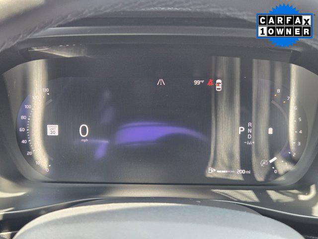 2024 Volvo XC40 B5 Ultimate Dark Theme