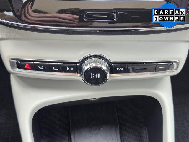 2024 Volvo XC40 B5 Ultimate Dark Theme