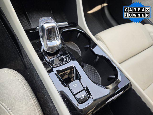 2024 Volvo XC40 B5 Ultimate Dark Theme