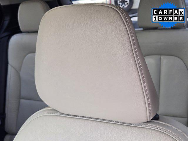2024 Volvo XC40 B5 Ultimate Dark Theme