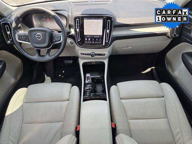 2024 Volvo XC40 B5 Ultimate Dark Theme